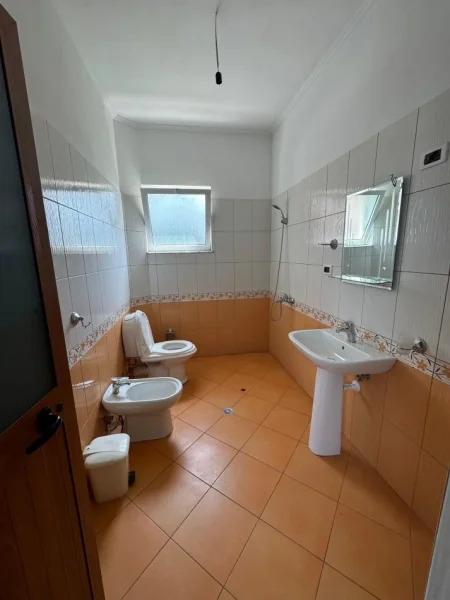 Tirane, jepet me qera Vile 3+1+Aneks+Ballkon Kati 1, 160 m² 600 € (Fresku)