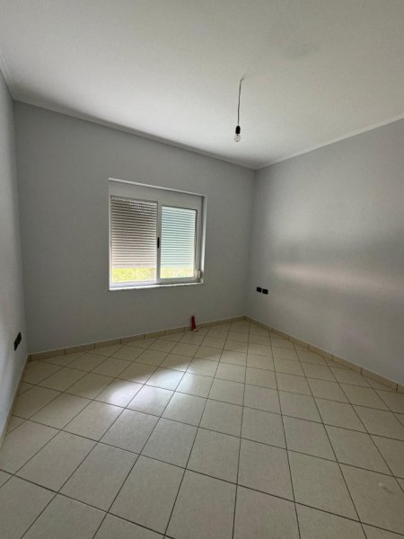 Tirane, jepet me qera Vile 3+1+Aneks+Ballkon Kati 1, 160 m² 500 € (Fresku)