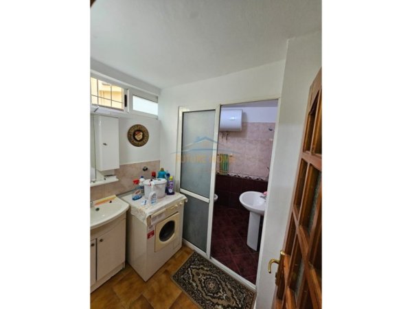 Tirane, jepet me qera apartament 2+1 Kati 1, 75 m² 500 € (Rruga Muhamet Gjollesha)