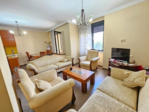Tirane, jepet me qera apartament 2+1 Kati 2, 130 m² 800 € (rruga e kavajes)