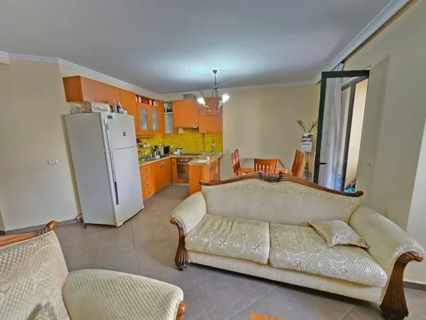 Tirane, jepet me qera apartament 2+1 Kati 2, 130 m² 800 € (rruga e kavajes)