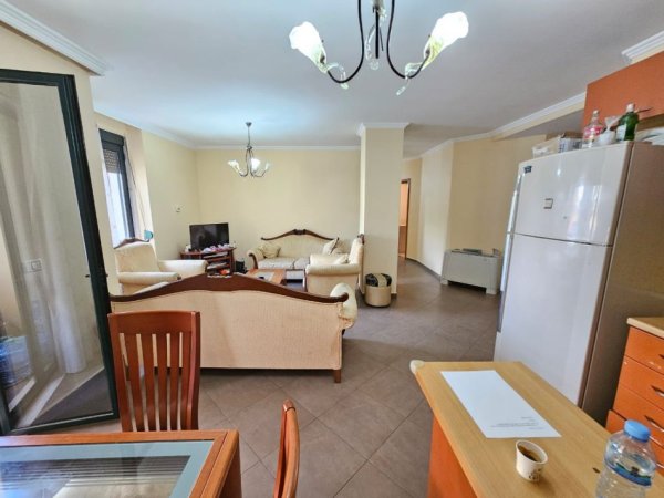 Tirane, jepet me qera apartament 2+1 Kati 2, 130 m² 800 € (rruga e kavajes)