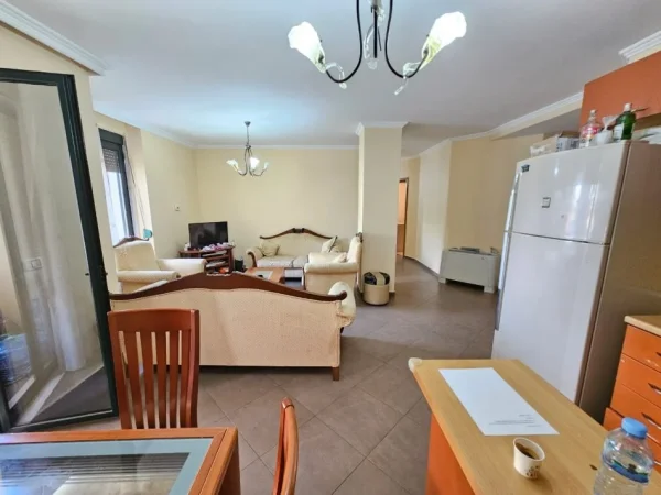 Tirane, jepet me qera apartament 2+1 Kati 2, 130 m² 800 € (rruga e kavajes)