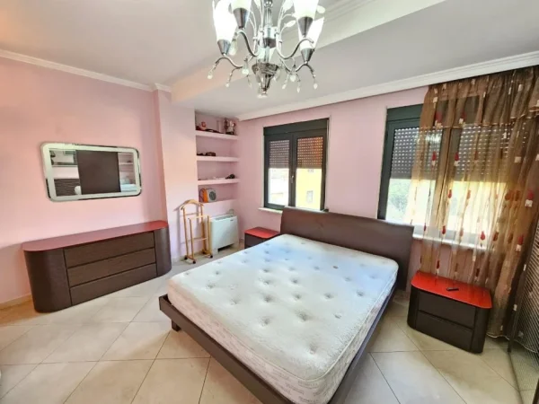 Tirane, jepet me qera apartament 2+1 Kati 2, 130 m² 800 € (rruga e kavajes)