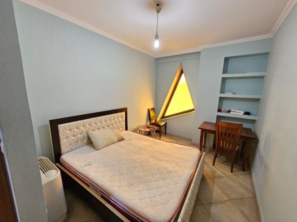 Tirane, jepet me qera apartament 2+1 Kati 2, 130 m² 800 € (rruga e kavajes)