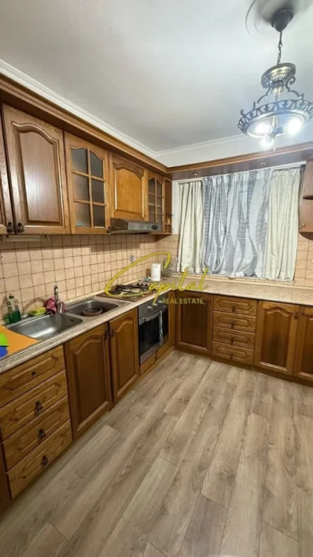 Tirane, jepet me qera dyqan Kati 0, 100 m² 900 € (ISH EKSPOZITA)
