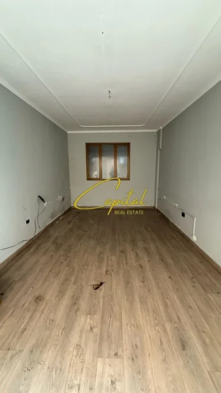 Tirane, jepet me qera dyqan Kati 0, 100 m² 900 € (ISH EKSPOZITA)