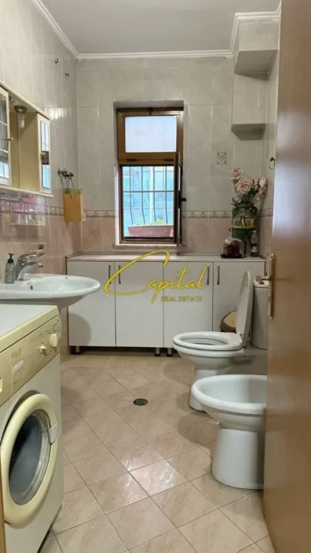 Tirane, jepet me qera dyqan Kati 0, 100 m² 900 € (ISH EKSPOZITA)