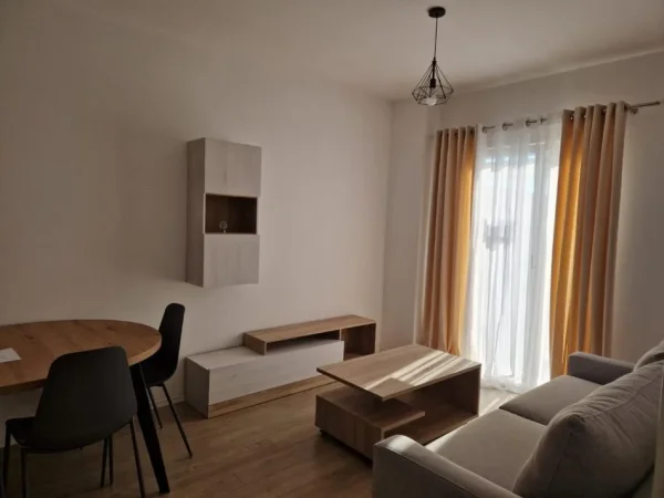 Tirane, jepet me qera apartament 1+1+Ballkon Kati 1, 70 m² 350 € (Univers City)