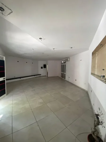 Tirane, jepet me qera dyqan Kati 0, 56 m² 600 € (Zogu i Zi)