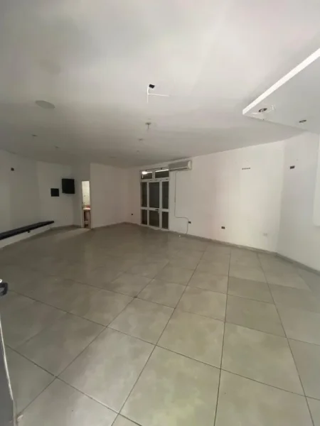 Tirane, jepet me qera dyqan Kati 0, 56 m² 600 € (Zogu i Zi)