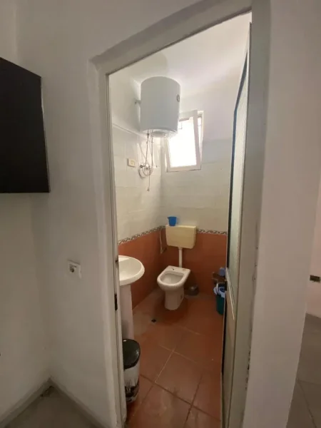 Tirane, jepet me qera dyqan Kati 0, 56 m² 600 € (Zogu i Zi)