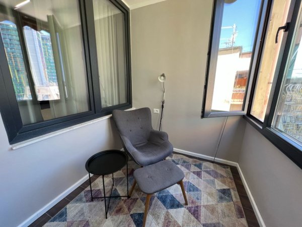 Tirane, jepet me qera apartament 1+1+Ballkon Kati 9, 75 m² 800 € (pran Lion Park Rezidenc)