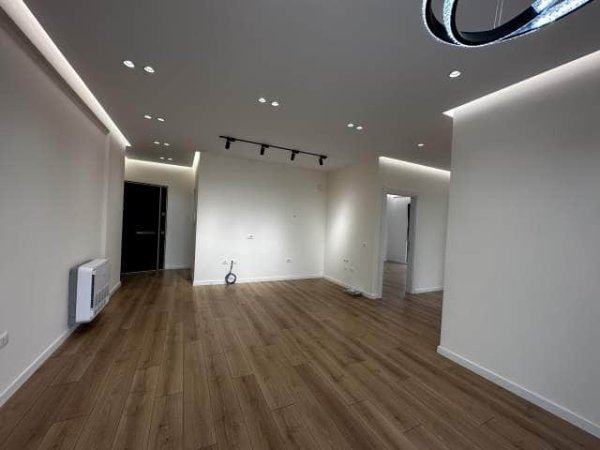 Tirane, jepet me qera zyre Kati 9, 106 m² 750 € (rruga e dibres)
