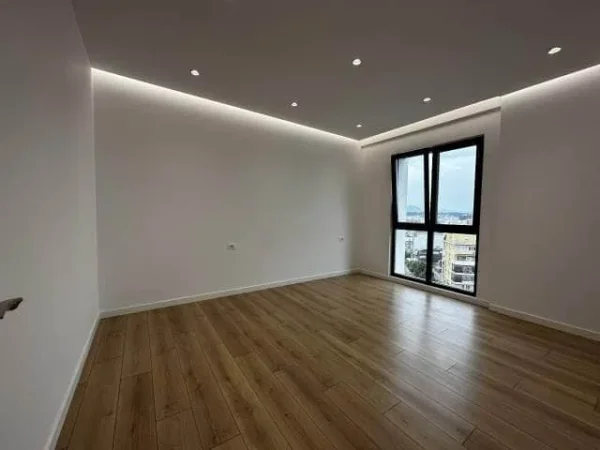 Tirane, jepet me qera zyre Kati 9, 106 m² 750 € (rruga e dibres)