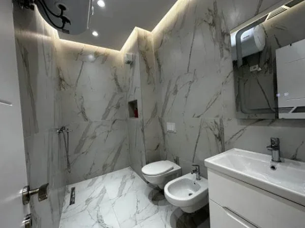 Tirane, jepet me qera zyre Kati 9, 106 m² 750 € (rruga e dibres)