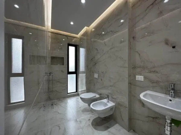 Tirane, jepet me qera zyre Kati 9, 106 m² 750 € (rruga e dibres)