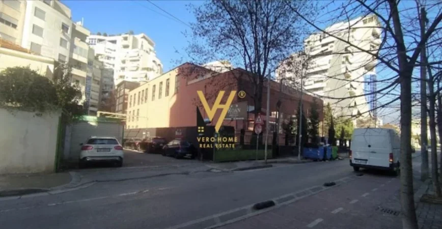 Tirane, jepet me qera ambjent biznesi Kati 0, 105 m² 800 € (SELVIA)