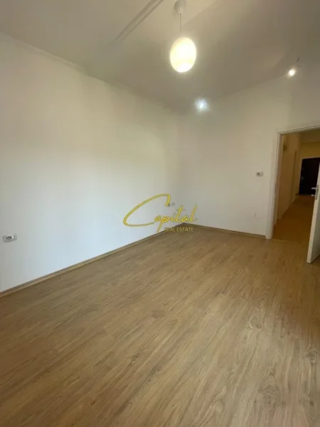 Tirane, jepet me qera zyre Kati 5, 125 m² 600 € (RRUGA IRFAN TOMINI)