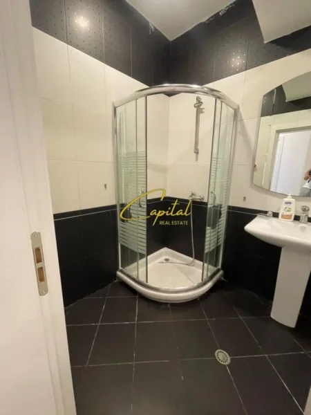 Tirane, jepet me qera zyre Kati 5, 125 m² 600 € (RRUGA IRFAN TOMINI)