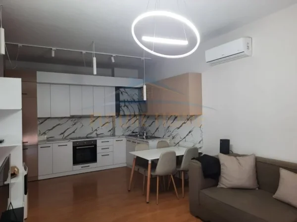 Tirane, jepet me qera apartament 2+1+Ballkon Kati 3, 90 m² 750 € (RRUGA E KAVAJES)