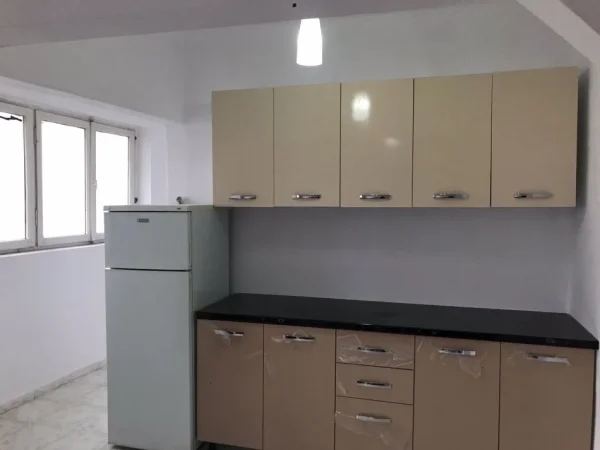 Tirane, jepet me qera apartament 1+1 Kati 3, 70 m² 300 € (Allias)