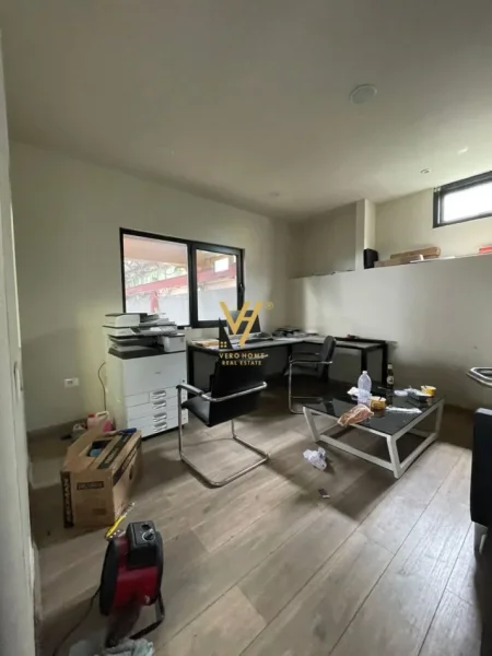 Tirane, shitet kapanon Kati 0, 700 m² 680.000 € (RRUGA PJETER BUDI)