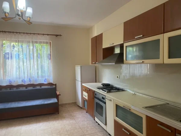 Tirane, jepet me qera apartament 2+1 Kati 1, 110 m² 350 € (Paskuqan)