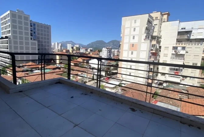 Tirane, jepet me qera apartament 1+1+Ballkon Kati 4, 75 m² 350 € (Rruga 4 Deshmoret)