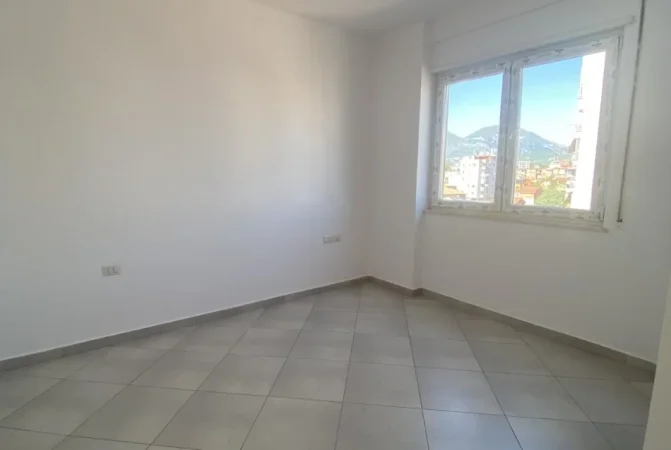 Tirane, jepet me qera apartament 1+1+Ballkon Kati 4, 75 m² 350 € (Rruga 4 Deshmoret)