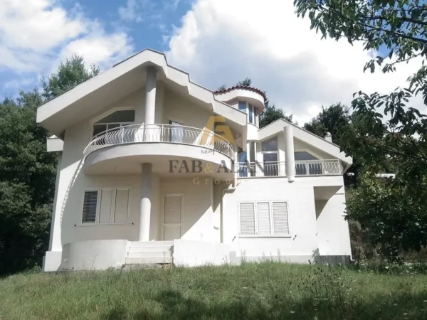 Tirane, shitet Vile 2 Katshe , 247 m² 270.000 € (Shkoze)