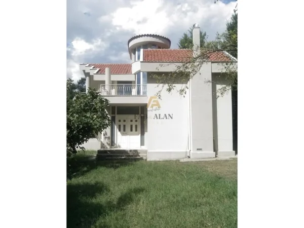 Tirane, shitet Vile 2 Katshe , 247 m² 270.000 € (Shkoze)