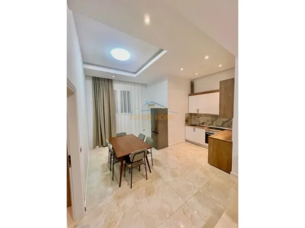 Tirane, jepet me qera apartament 2+1 Kati 1, 138 m² 550 € (BLLOKU I VILAVE, SELITE)