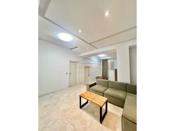 Tirane, jepet me qera apartament 2+1 Kati 1, 138 m² 550 € (BLLOKU I VILAVE, SELITE)