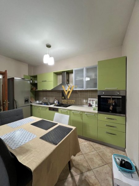 Tirane, jepet me qera apartament 2+1+Ballkon Kati 3, 115 m² 650 € (KOMUNA E PARISIT)