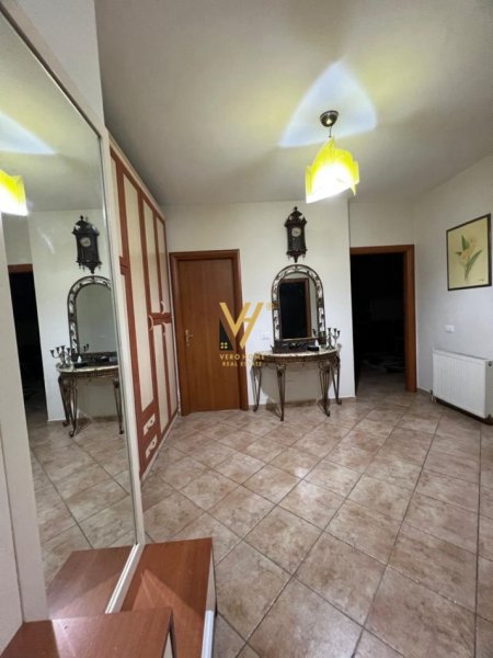 Tirane, jepet me qera apartament 2+1+Ballkon Kati 3, 115 m² 650 € (KOMUNA E PARISIT)