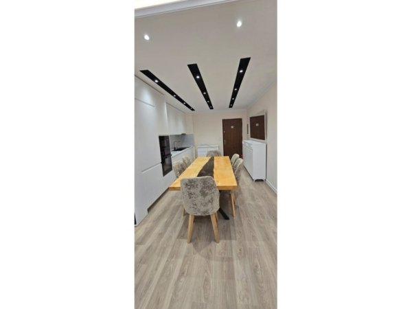 Tirane, jepet me qera apartament 2+1 Kati 3, 120 m² 1.200 € (liqeni i that)