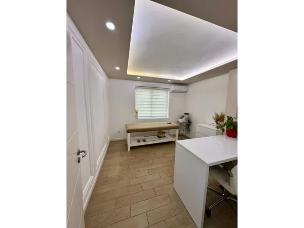 Tirane, jepet me qera ambjent biznesi Kati 2, 66 m² 800 € (Komuna e Parisit)