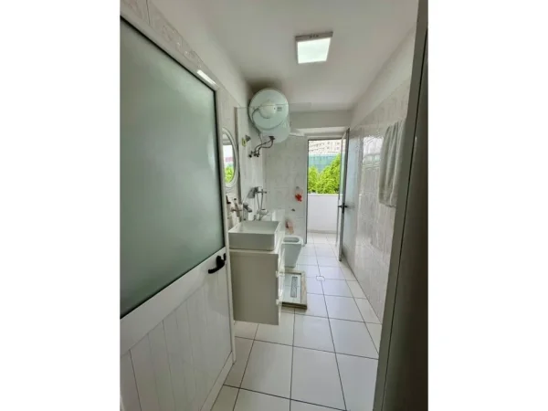 Tirane, jepet me qera ambjent biznesi Kati 2, 66 m² 800 € (Komuna e Parisit)