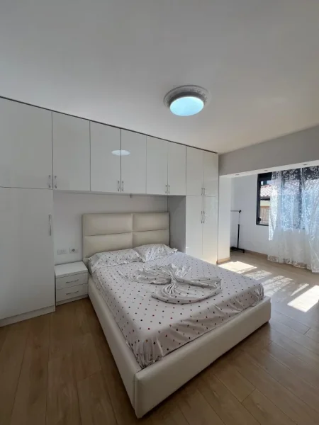 Tirane, jepet me qera apartament 1+1 Kati 2, 75 m² 600 € (Myslym Shyr)