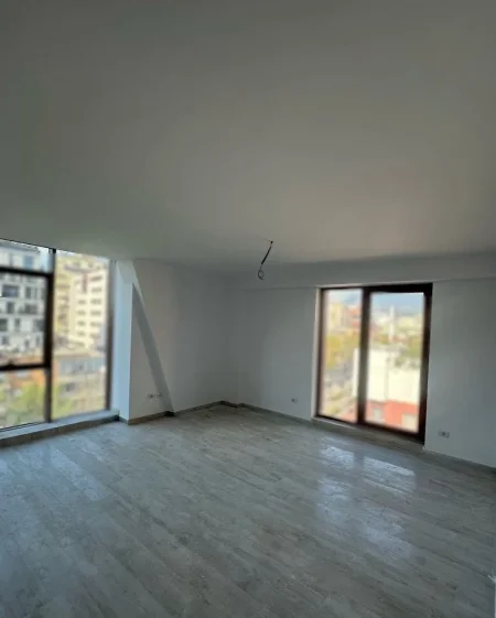 Tirane, jepet me qera zyre Kati 5, 71 m² 1.000 € (rruga e kavajes)