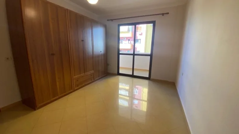 Tirane, jepet me qera apartament 1+1+Ballkon Kati 4, 65 m² 350 € (Tv Klan , Porcelan)