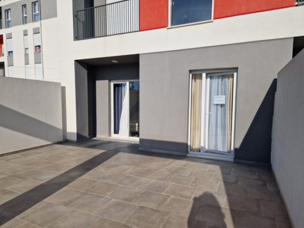 Tirane, jepet me qera apartament 1+1+Ballkon Kati 1, 50 m² 350 € (Univers City)
