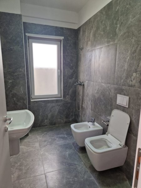 Tirane, jepet me qera apartament 1+1+Ballkon Kati 1, 50 m² 350 € (Univers City)