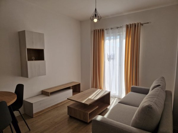 Tirane, jepet me qera apartament 1+1+Ballkon Kati 1, 50 m² 350 € (Univers City)