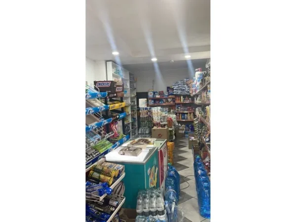 Tirane, jepet me qera dyqan Kati 0, 45 m² 700 € (RRUGA E BARRIKADAVE)