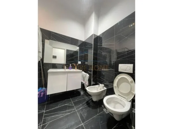 Tirane, jepet me qera apartament 2+1+Ballkon Kati 9, 85 m² 800 € (KOMPLEKSI DELIJORGJI)