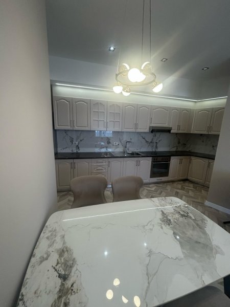 Tirane, jepet me qera apartament 2+1+Ballkon Kati 7, 120 m² 1.200 € (9-Kateshet)
