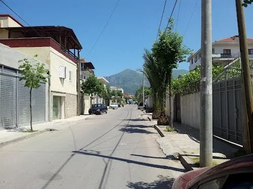 Tirane, jepet me qera magazine Kati 0, 120 m² 400 € (Rruga Besa)