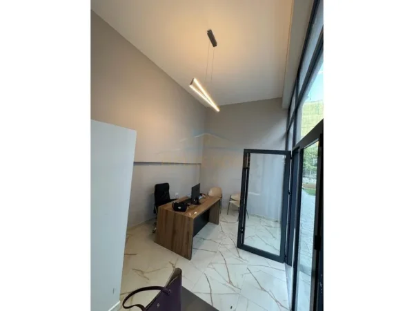 Tirane, jepet me qera ambjent biznesi Kati 1, 25 m² 320 € (unaza e re)